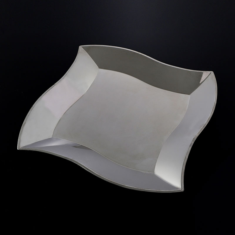 De quels matériaux sont faites les plaques irrégulières en plastique métallique brillant ?